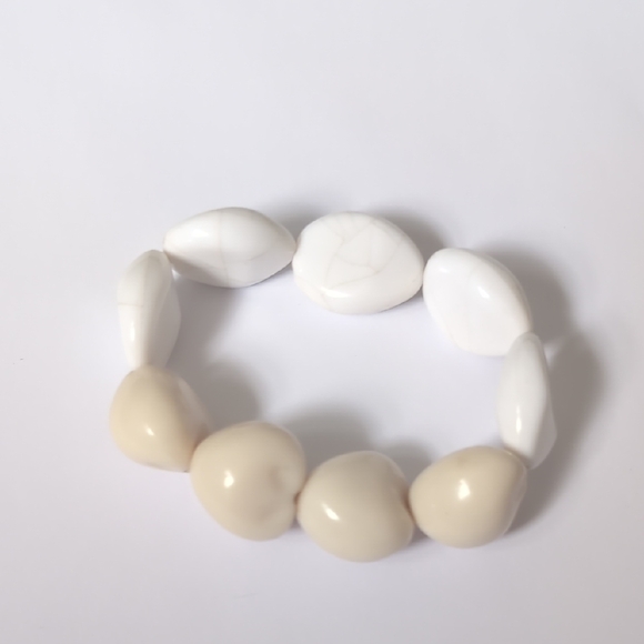 Elegant‎ White and Cream Stone Bracelet - Picture 1 of 4